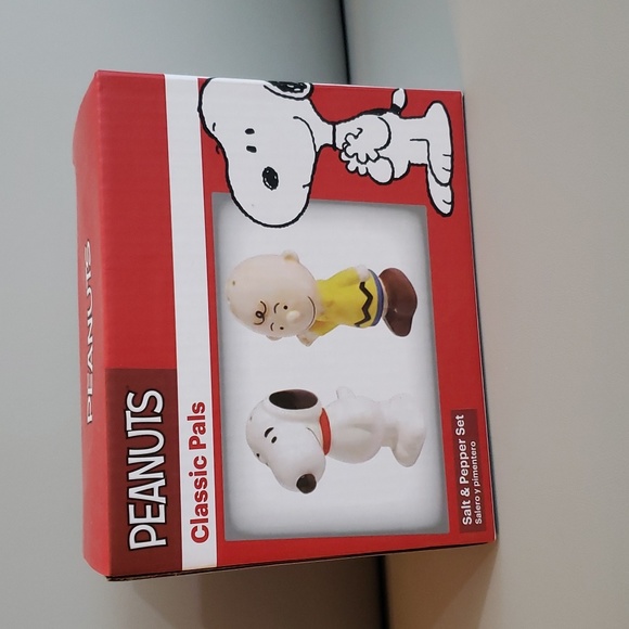 Peanuts Kitchen Peanuts Charlie Brown And Snoopy Salt And Pepper Set Nwt Poshmark